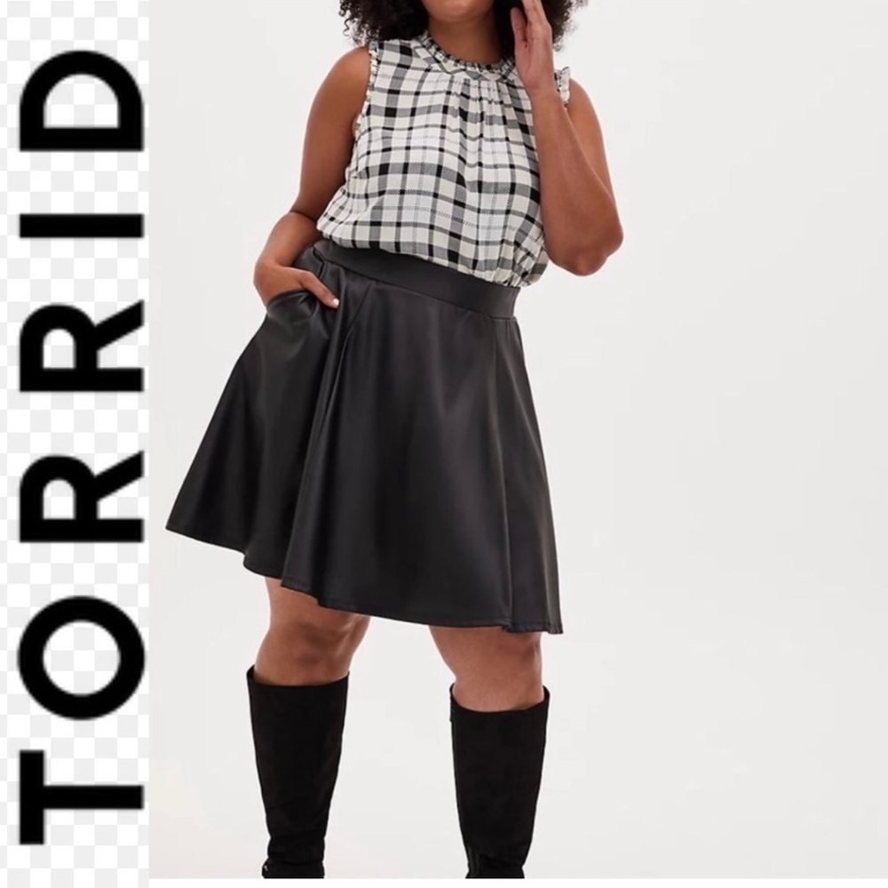 TORRID Faux Leather Mini Skater Skirt With Pockets.  Torrid Size 1 = 14/16